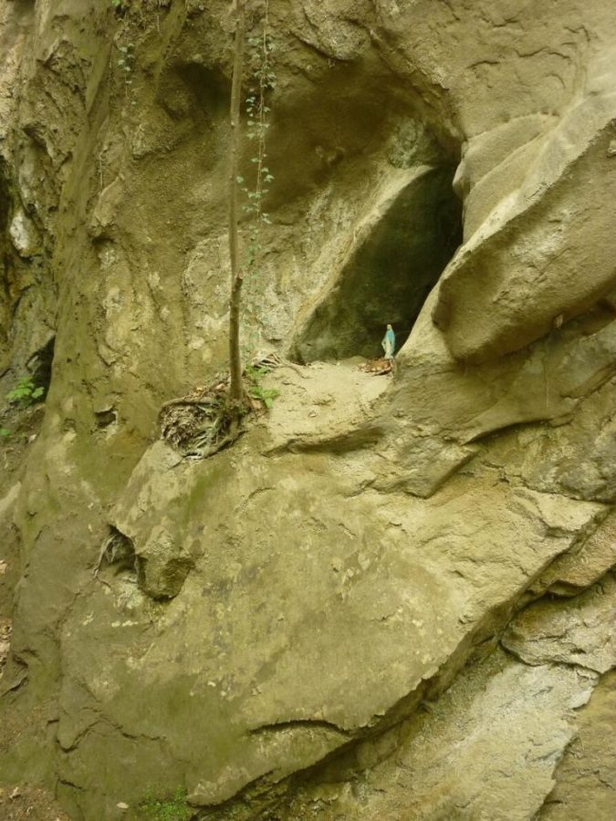 Piccola grotta con una madonnina accanto alle cascate della val tassaro