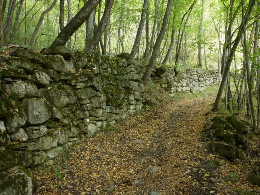 Muro a seccocon pietre ciclopiche lungo un sentiero