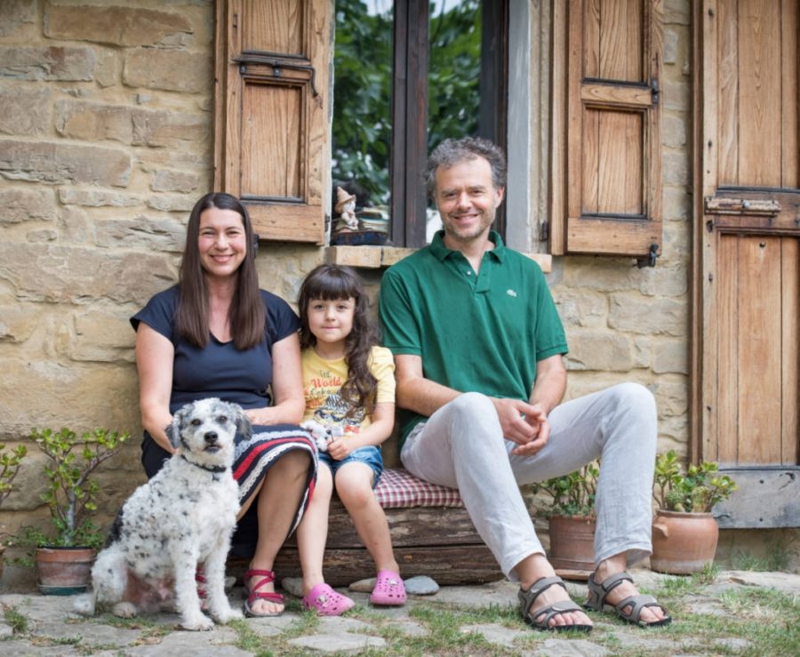 Tatiana, Joséphine, Marc e il cane Brando di fronte alla Fossa