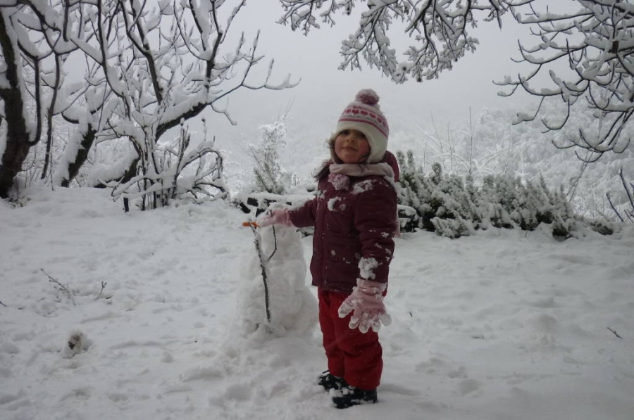 Josephine con un pupazzo di neve